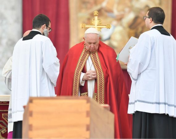 Pope Francis amzika Pope Benedict XVI