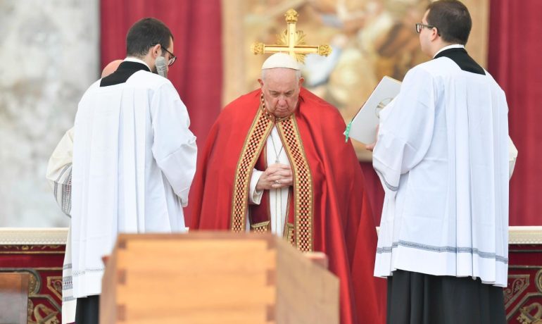 Pope Francis amzika Pope Benedict XVI
