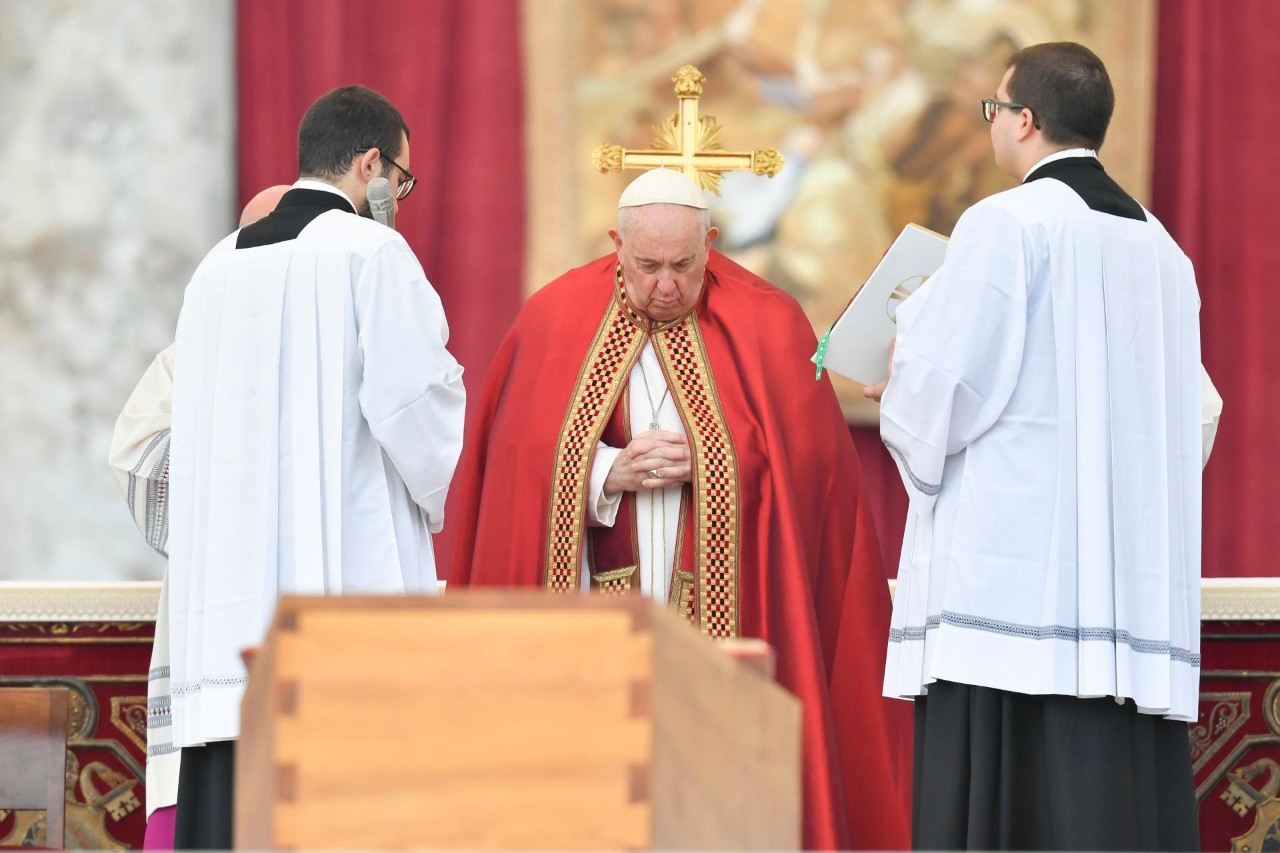 Pope Francis amzika Pope Benedict XVI