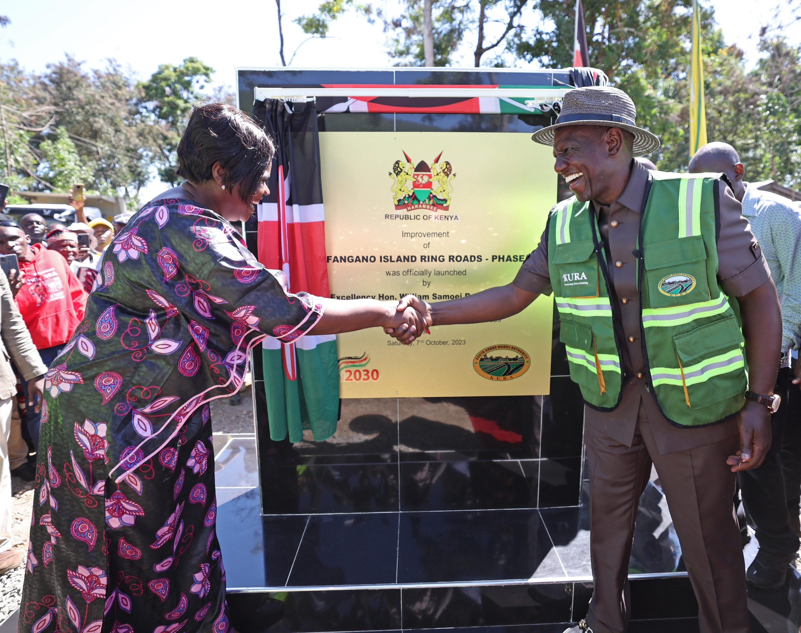 Rais Ruto akisalimiana na Gavana Gladys Wanga wa Homabay Baada ya uzinduzi wa Ujenzi wa Barabara za Mfangano.